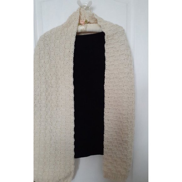 Off White knitted shawl - Picture 7 of 10